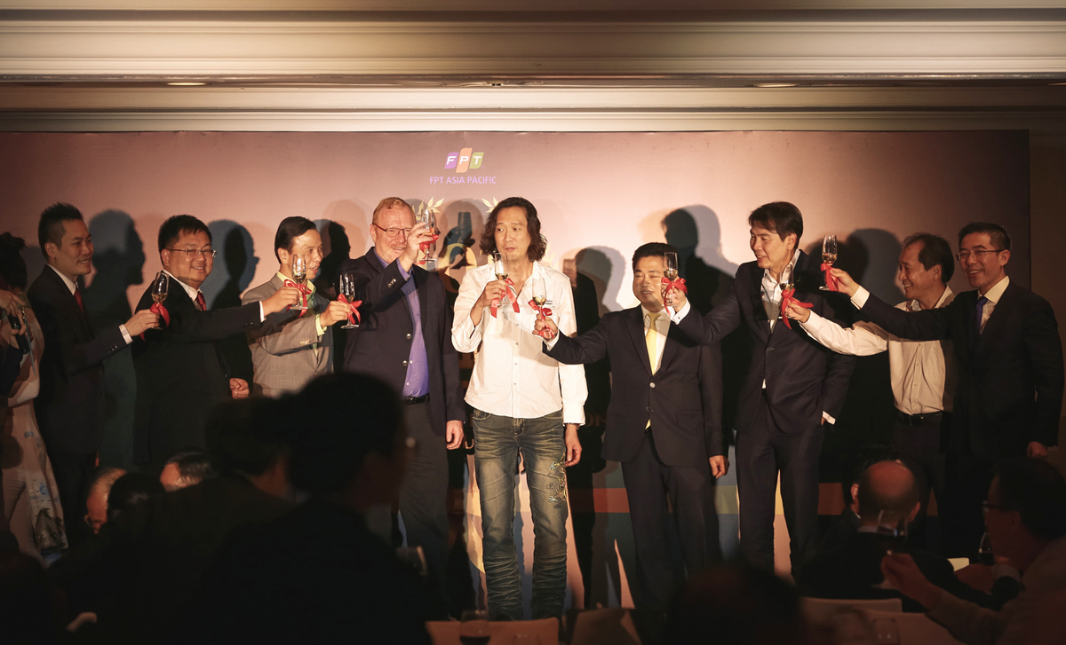 <p class="Normal"> Ông Đinh Hoàng Linh (thứ tư từ phải qua) Tham tán Công sứ, Phó Đại sứ Việt Nam tại Singapore, các khách mời, đối tác và lãnh đạo FPT Software cùng nâng ly khai tiệc chúc mừng sinh nhật FAP 10 năm.</p>