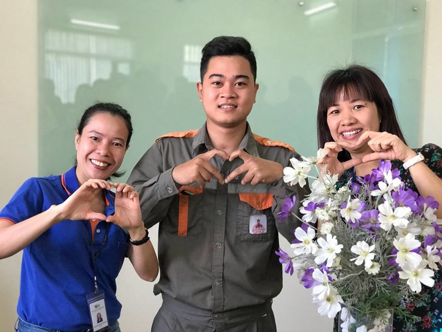 <p class="Normal"> “Mừng sinh nhật 7 tuổi, xin gửi lời cám ơn chân thành nhất tới mỗi cán bộ nhân viên đã đóng góp cho sự thành công của TIN trong thời gian qua. Chúc các bạn sức khỏe, luôn giữ tinh thần sáng tạo và lửa nhiệt thành trong tim. Với phương châm “Khách hàng là trọng tâm” mà toàn bộ cán bộ nhân viên TIN đang hướng tới, hy vọng chúng ta sẽ cùng nhau xây dựng TIN tuổi mới: Kỷ luật, Tận tụy vì Khách hàng thân yêu”, chị Nguyễn Thị Thu Phượng (trái), Giám đốc TIN, gửi tới mỗi nhân viên trong tấm thiệp mừng sinh nhật. </p>