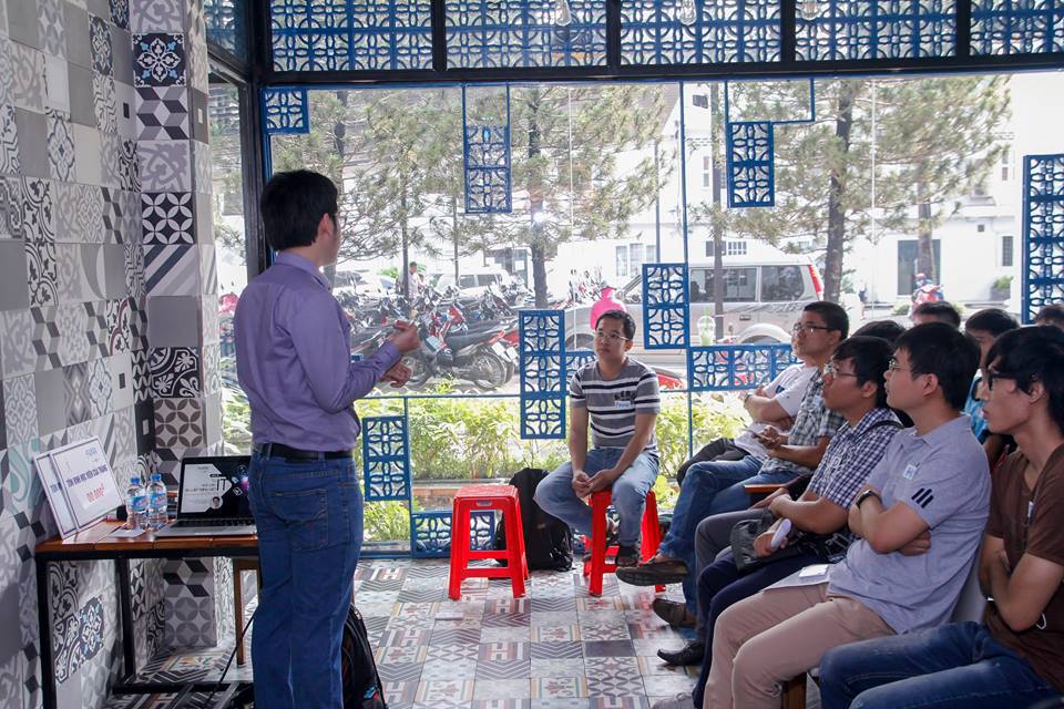 <p> Sáng ngày 2/4, sự kiện xDay tháng 4 của ĐH trực tuyến FUNiX phía Nam đã diễn ra tại Saigon Innovation Hub, quận 3, TP HCM. Nhiều thành viên tham dự không phải là sinh viên của FUNiX. </p>
