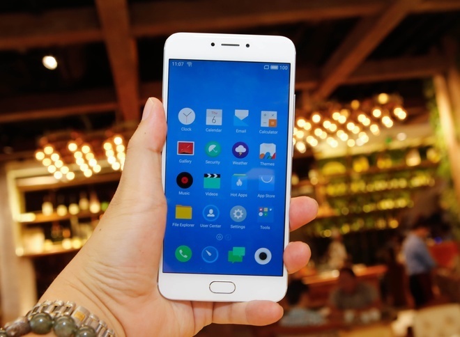 <p class="Normal" style="text-align:justify;"> <strong>Meizu MX6 (5,99 triệu đồng)</strong></p> <p class="Normal" style="text-align:justify;"> Meizu MX6 có vỏ kim loại nguyên khối bo tròn khá giống với iPhone và dày 7,25 mm. Màn hình kích thước 5,5 inch độ phân giải Full HD sử dụng công nghệ full incell siêu mỏng. MX6 được trang bị chip xử lý MediaTek Helio X20, RAM 4 GB và bộ nhớ trong 32 GB có thể mở rộng bằng thẻ nhớ. Sản phẩm chạy Android 6 với giao diện Flyme 5.2 mới nhất của Meizu. Pin dung lượng 3.060 mAh. Điểm nổi bật của sản phẩm là camera 12 megapixel sử dụng cảm biến IMX86 của Sony có tốc độ chụp ngang ngửa với Samsung Galaxy S7.</p>