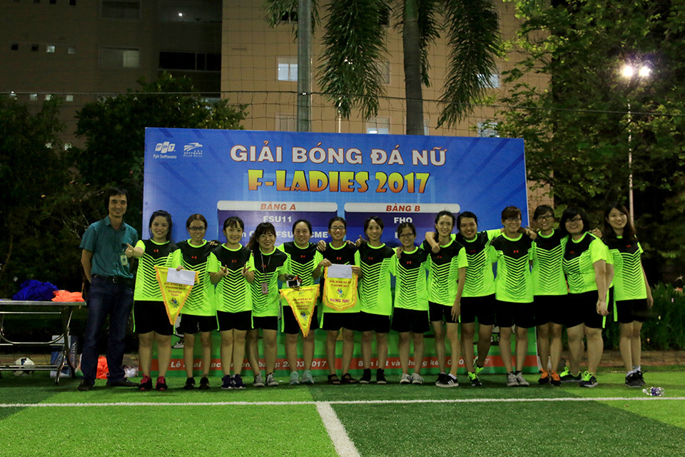<p> Tuy không đoạt được Cúp Vàng những các nữ tuyển thủ áo xanh chuối của DTL mang về niềm tự hào mãnh liệt cho đội nhà với giải Nữ hoàng phá lưới dành cho chị Nguyễn Thị Thu Hà. </p>