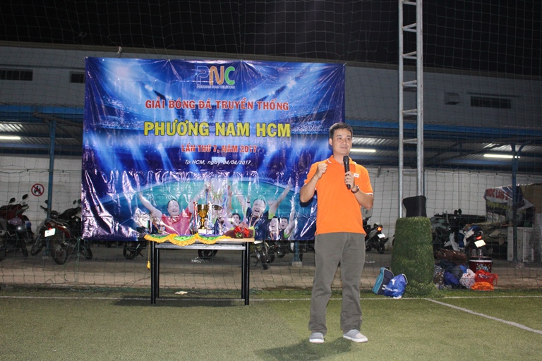 <p class="Normal"> Anh Chu Hùng Thắng, PTGĐ FPT Telecom, đại diện Ban lãnh đạo tham dự và mở đầu phần phát biểu khai mạc với khẩu hiệu “Khỏe - Máu - Vui - Phương Nam 7” tạo khí thế mạnh mẽ trước giờ thi đấu tại sân bóng.</p>