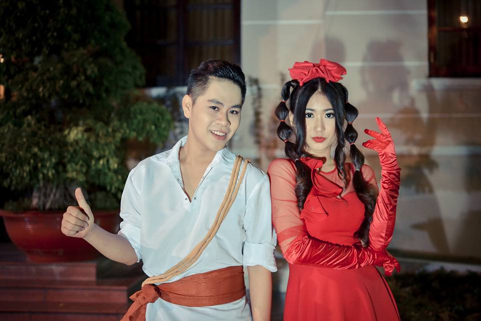 <p> Minh Anh (phải) với tạo hình cho vai diễn Nàng cua biển tại chương trình nhạc kịch Broadway Journey. </p>