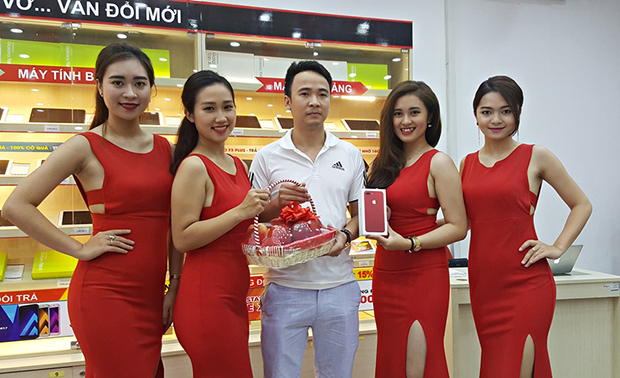 Một trong những khách hàng đầu tiên nhận iPhone 7 Plus RED tại FPT Shop 45 Thái Hà, Hà Nội.