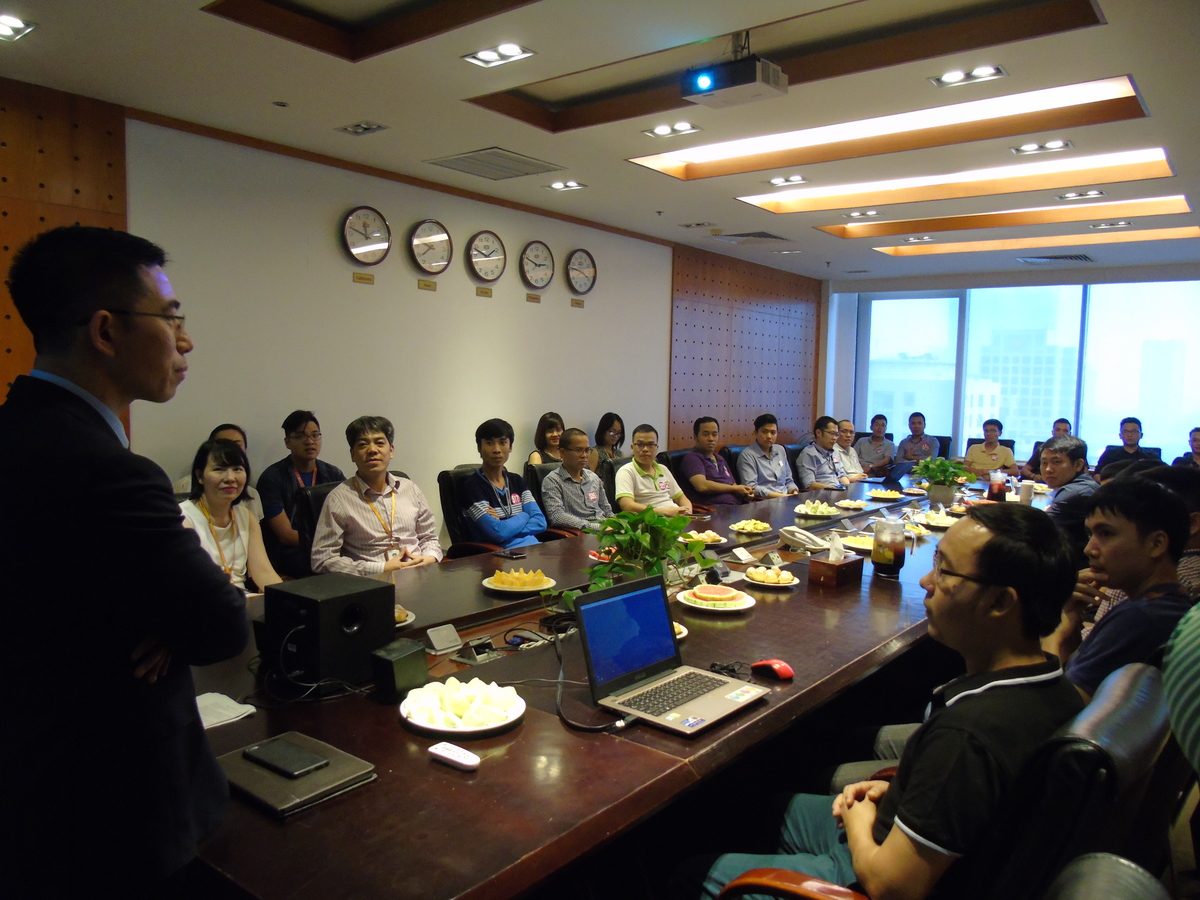 <p class="Normal"> CLB Platinum được xây dựng với mục đích ghi nhận đóng góp của CBNV đơn vị. Theo đó, những CBNV nằm trong danh sách 100 cá nhân xuất sắc và 5% CBNV thuộc khối sản xuất trong nước có số FSCoin (chỉ số đo năng suất công việc) cao nhất trong năm sẽ được gia nhập CLB này. Tính đến hết năm 2016, CLB có 573 thành viên, trong đó có 100 cá nhân xuất sắc và 473 cá nhân đạt FSCoin cao nhất FPT Software. Buổi trao thẻ lần này dành cho 268 cán bộ có số điểm FSCoin cao nhất công ty tại Hà Nội.</p>