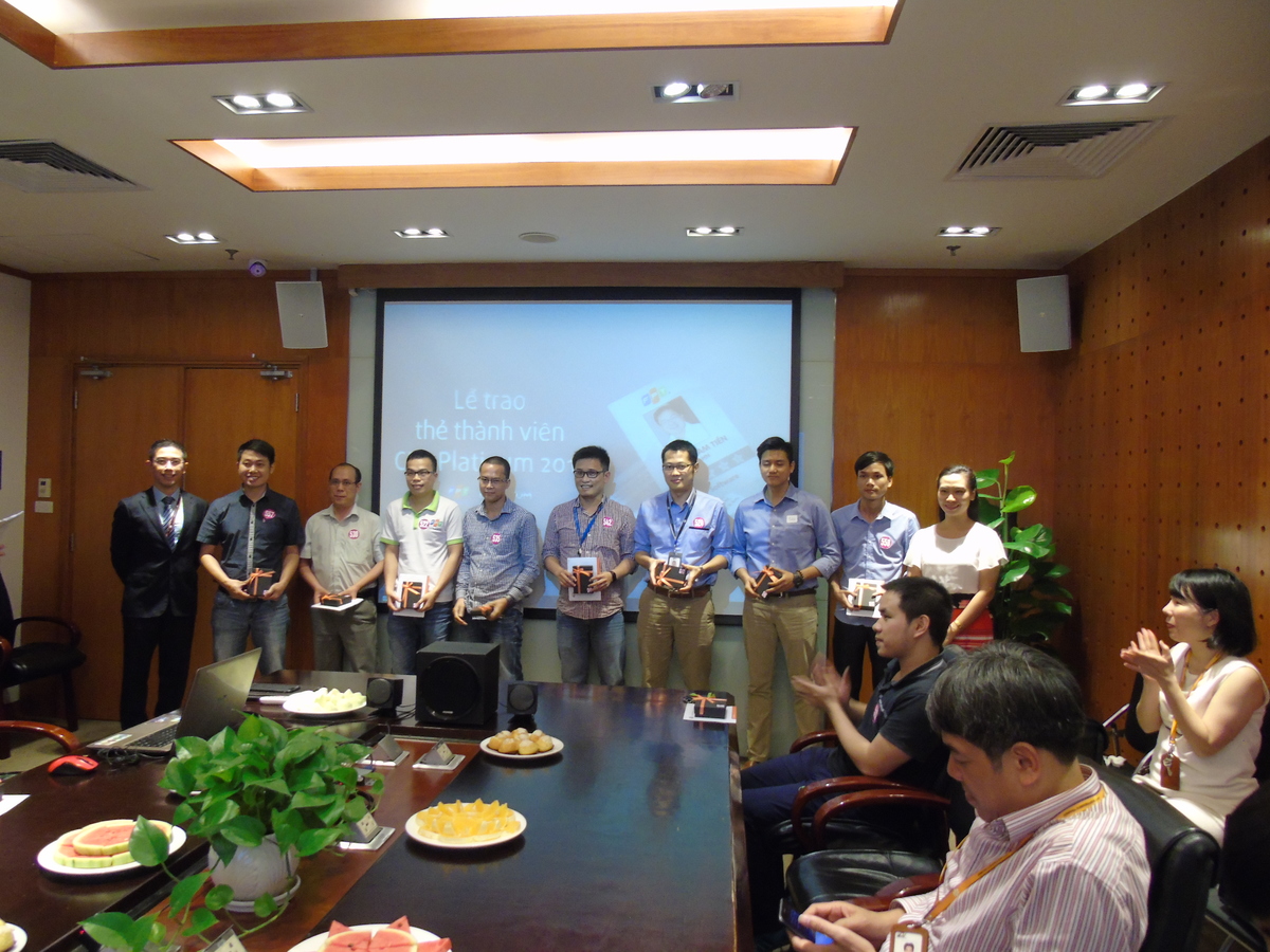 <p class="Normal"> Thẻ được tích hợp nhiều tính năng, sử dụng giống thẻ ra vào thông thường, bổ sung những ưu đãi riêng cho người sở hữu. <span>Chủ nhân của thẻ có thể </span><span>lựa chọn một trong các quyền lợi như: </span><span>Bảo hiểm FPT Care cho một người thân; Thẻ học tiếng Anh Appollo trị giá 5 triệu đồng cho bản thân hoặc người thân sử dụng; Thẻ tập Gym trong một năm; Thẻ Massage một năm của mỹ phẩm... </span></p> <p class="Normal"> Đặc biệt, duy trì tư cách thành viên CLB Platinum trong 2 năm liên tục sẽ được thưởng thêm một tháng tiền lương. Duy trì tư cách thành viên CLB Platinum từ 3 năm liên tục trở lên, CBNV sẽ được thưởng thêm 2 tháng tiền lương.</p>