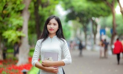 Nữ sinh FPT khoe tà áo trắng 'dịu' cả nắng hè