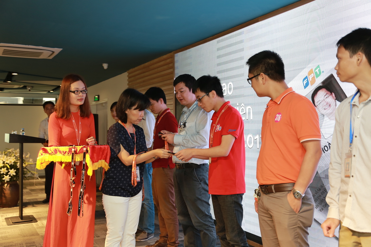 <p> <span style="color:rgb(0,0,0);">Hằng năm, công ty có nhiều hình thức tôn vinh khen thưởng nhưng với CLB Platinum, đây sẽ là hình thức tôn vinh dài kỳ, đi cùng sự phát triển của đơn vị và là nơi đáp ứng được mong mỏi có một cơ chế duy trì "lửa nhiệt tình" cho CBNV trong công việc.</span></p> <p> <span style="color:rgb(0,0,0);">Trong ảnh: Chị Trương Kiều Linh, lãnh đạo FSU17, trao thẻ cho CBNV tại Hòa Lạc. Ở các văn phòng VPI và Keangnam cũng diễn ra một chương trình tương tự.</span></p>