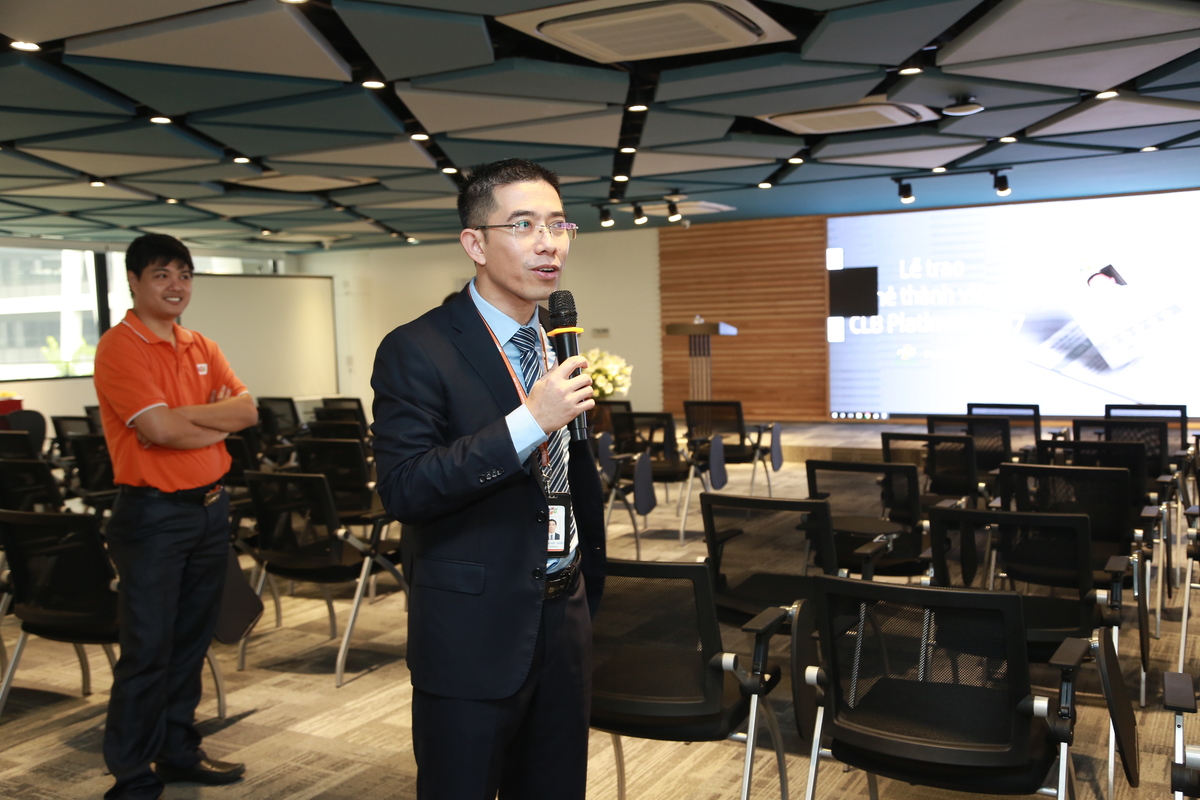 <p class="Normal"> <span>Gửi lời chúc mừng tới những thành viên đầu tiên của CLB, </span><span>TGĐ FPT Software Hoàng Việt Anh hy vọng, khi cầm tấm thẻ này, mỗi người có thể thấy tự hào về những đóng góp của mình với công ty, từ đó tiếp tục giữ vững phong độ. </span><span>"Chỉ là một tấm thẻ nhưng đây là ghi nhận của Ban lãnh đạo, sự thừa nhận của đồng nghiệp đối với chủ nhân. Quá trình phát triển dài gần hai thập kỷ của </span><span>FPT Software là tinh thần anh em xúm vào làm, chứ không có mô hình "hero" (một người lái tất cả mọi thứ). Bởi vậy, CLB Platinum là nơi để tôn vinh những cống hiến đó", anh nói.</span></p>