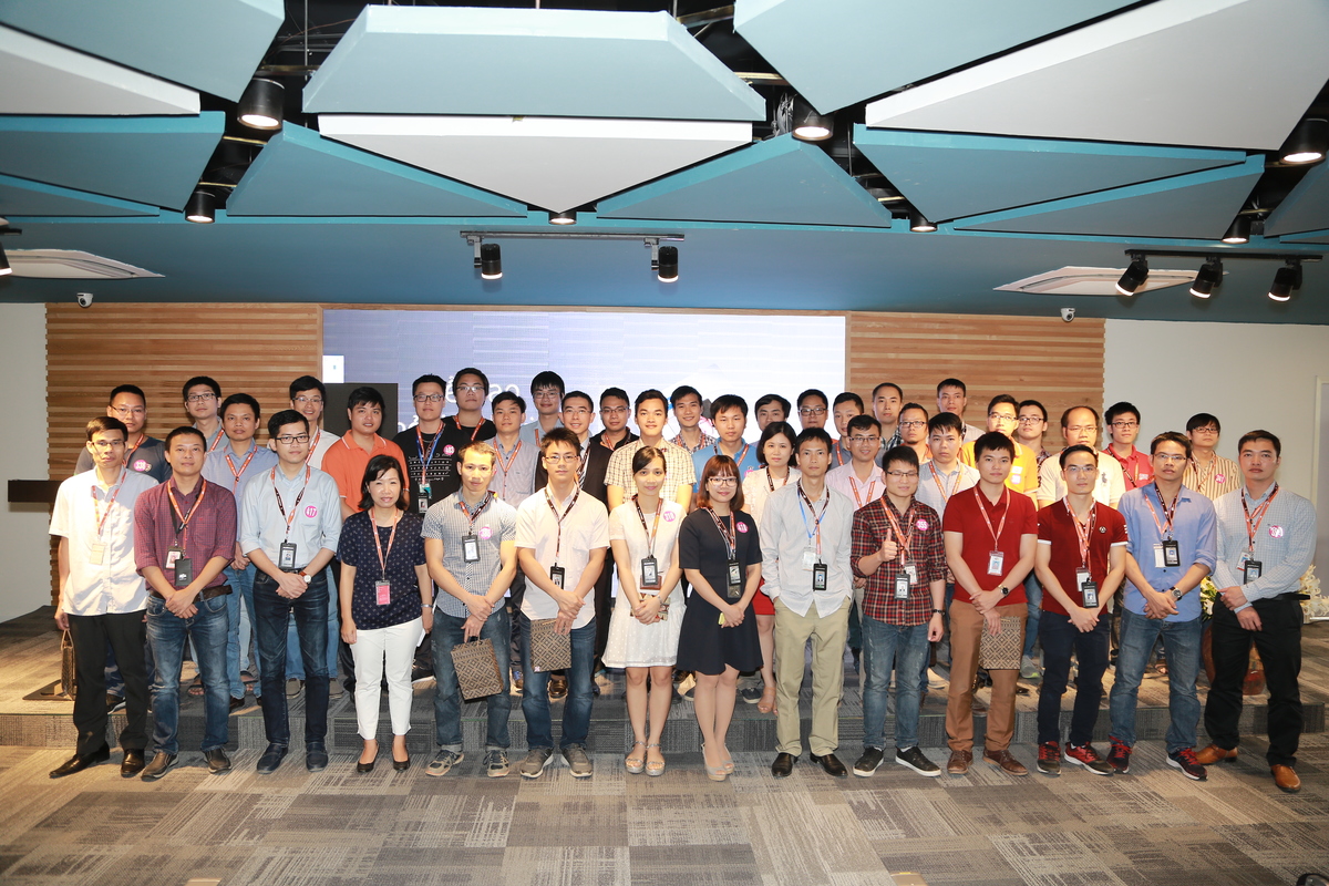 <p> <span style="color:rgb(0,0,0);">Sau Hà Nội, lễ trao thẻ CLB Platinum sẽ diễn ra ở Đà Nẵng và TP HCM trong tháng 4. Top 100 FPT Software được trao tại lễ tôn vinh khen thưởng đang diễn ra ở Hội An ngày 10-12/4.</span></p>