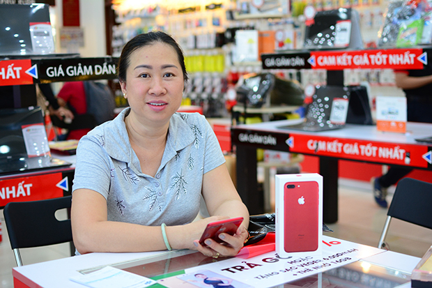 Một trong những khách hàng đầu tiên nhận iPhone 7 Plus Red trong ngày đầu tiên FPT Shop mở bán.