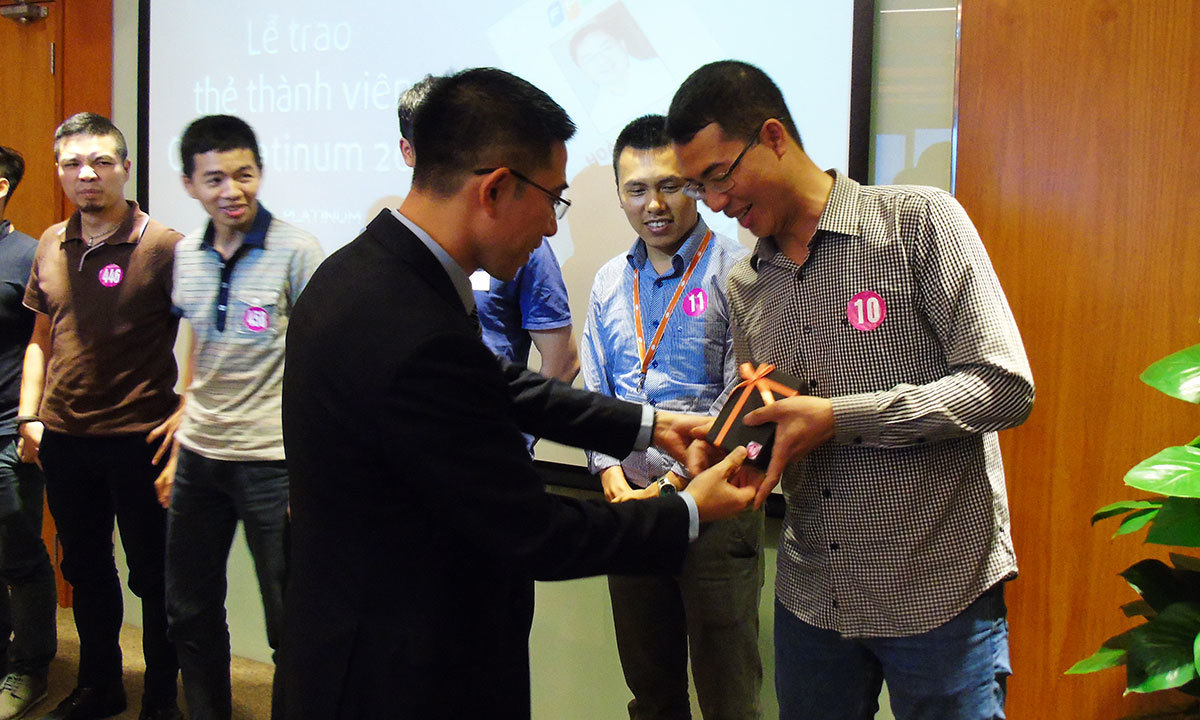 <p> Tấm thẻ đặc biệt có màu bạch kim, thiết kế sang trọng. Năm đầu tiên tham gia, mỗi thành viên sẽ được gắn 1 sao. Số sao sẽ tăng lên sau mỗi năm CBNV duy trì được tư cách thành viên. Dây đeo thẻ cũng được nhận diện khác biệt với dòng chữ "Platinum".</p>