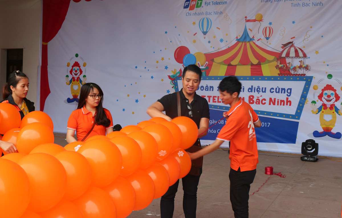 <p> Nối tiếp chuỗi sự kiện thúc đẩy hoạt động bán hàng cho các chi nhánh tỉnh, phòng Marketing tiếp tục mang chương trình "Đoàn xiếc kỳ diệu" về FPT Telecom Bắc Ninh.</p>