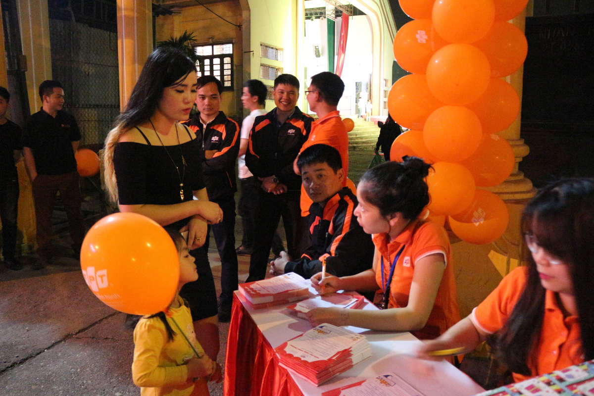 <p> Mặc dù thời tiết có mưa vào sát giờ diễn ra chương trình nhưng lượng khách đến tham gia sự kiện vẫn đạt trên 1.000 người.</p>