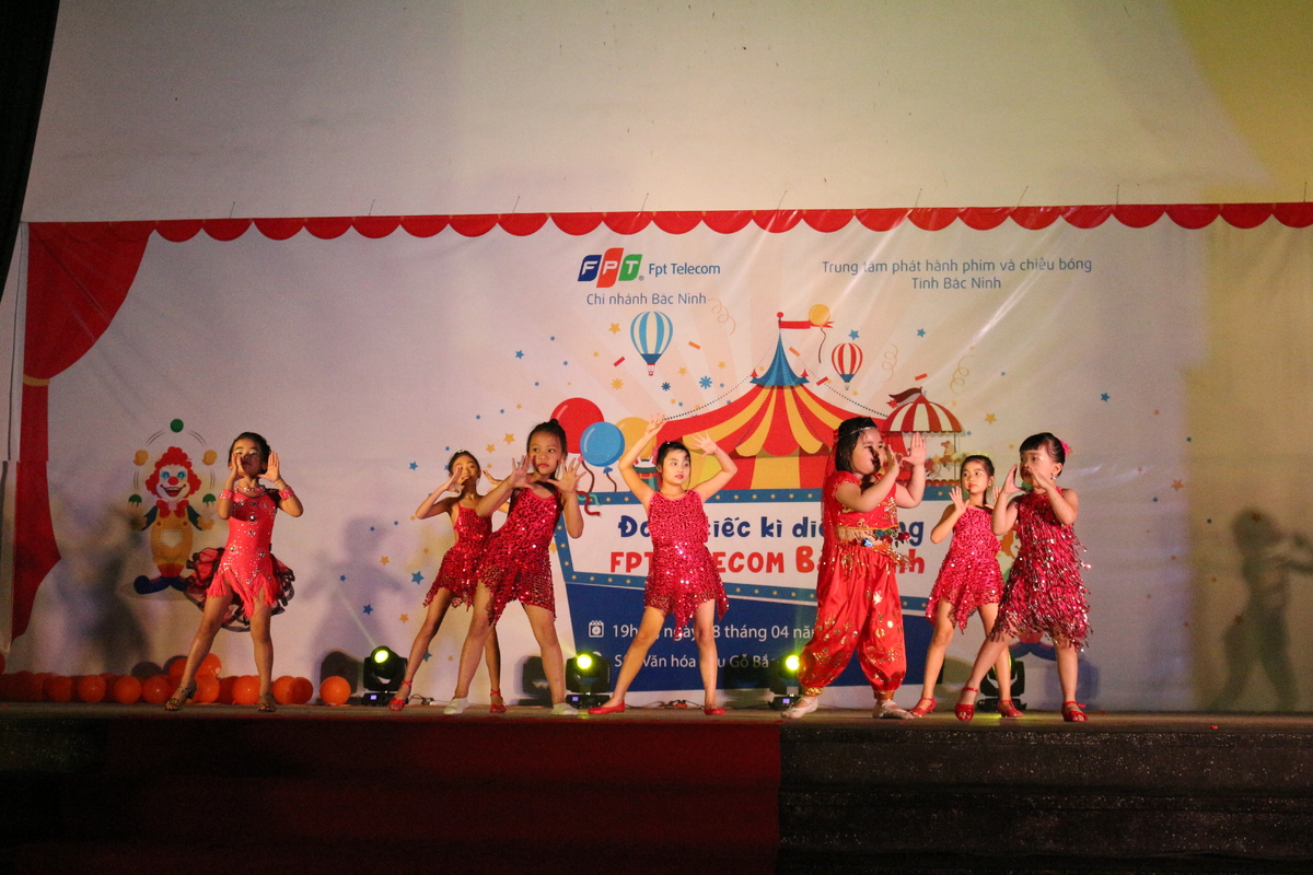 <p> Không chỉ sự kiện tại Bắc Ninh, từ đầu năm đến nay, các cán bộ của phòng Marketing đã thực hiện thành công nhiều sự kiện ở khắp các tỉnh thành như: Cao Bằng, Yên Bái, Sơn La, Hà Nam, Hà Tĩnh, Hòa Bình... </p>