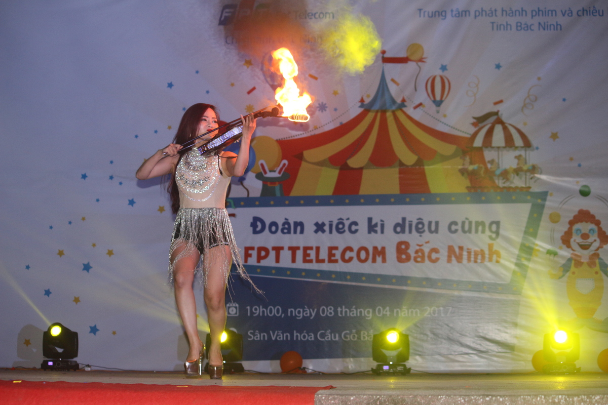 <p> Các hoạt động thú vị như: Ảo thuật, xiếc thú và mới nhất là múa lửa được các khán giả nhí ủng hộ nhiệt tình.</p>