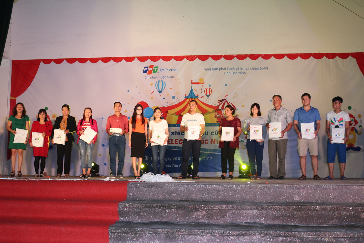 <p> Chương trình còn gắn kèm sự kiện tri ân khách hàng thân thiết bằng những phần quà thiết thực trị giá lên đến 5 triệu đồng. “Trong tâm thế luôn làm mới mình và đem lại cho khách hàng nhiều trải nghiệm khác lạ, anh em trong đội cũng luôn phối hợp cùng chi nhánh sát sao từng hoạt động quảng bá chương trình tới người dân và Đoàn xiếc đưa ra thêm nhiều trò chơi mới có thể tương tác được với khách hàng, làm họ yêu mến FPT Telecom nhiều hơn”, anh Nguyễn Kiên Trung, Trưởng nhóm quản lý hoạt động marketing vùng 2, chia sẻ.</p>