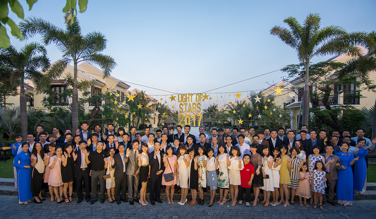 <p class="Normal" style="text-align:justify;"> Kết thúc hành trình khám phá Cù Lao Chàm, chiều ngày 11/4, Top 100 cá nhân xuất sắc FPT Software tham dự lễ vinh danh tại khách sạn Koi Resort, TP Hội An. CEO Hoàng Việt Anh cùng lãnh đạo FPT Software và thành viên Top 100 chụp hình lưu niệm trước khi buổi lễ diễn ra.</p>