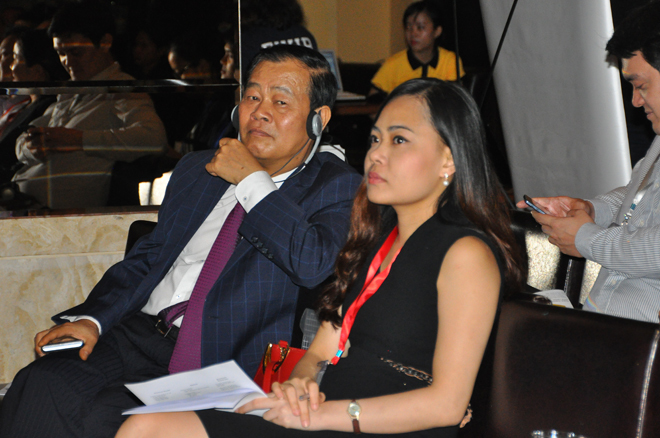 <p> Ông Trần Đắc Sinh (trái) và nhà đầu tư chăm chú theo dõi phần thuyết trình của các khởi nghiệp và ghi chú vào tài liệu. </p>