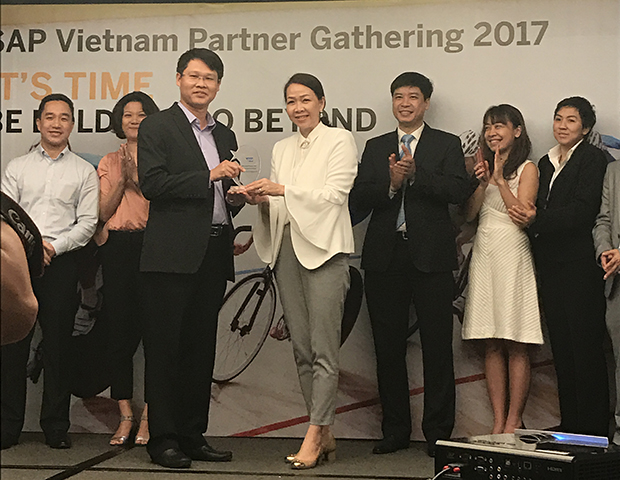 PTGĐ FPT IS ERP Bùi Triệu Anh Tuấn đại diện FPT IS nhận danh hiệu từ SAP.