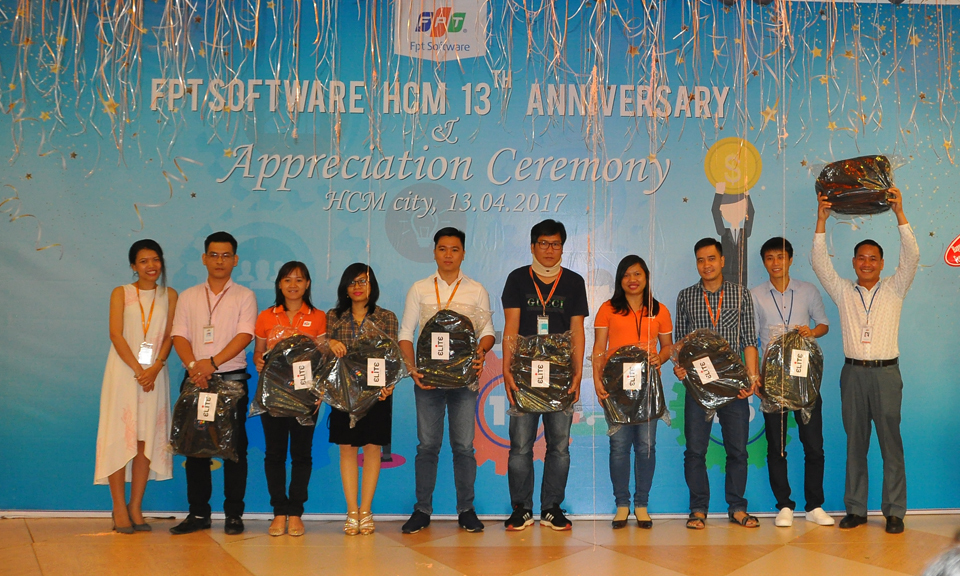 <p> 35 nhân viên gắn bó với FPT Software HCM 5 năm được trao quà tri ân trong chương trình. </p>