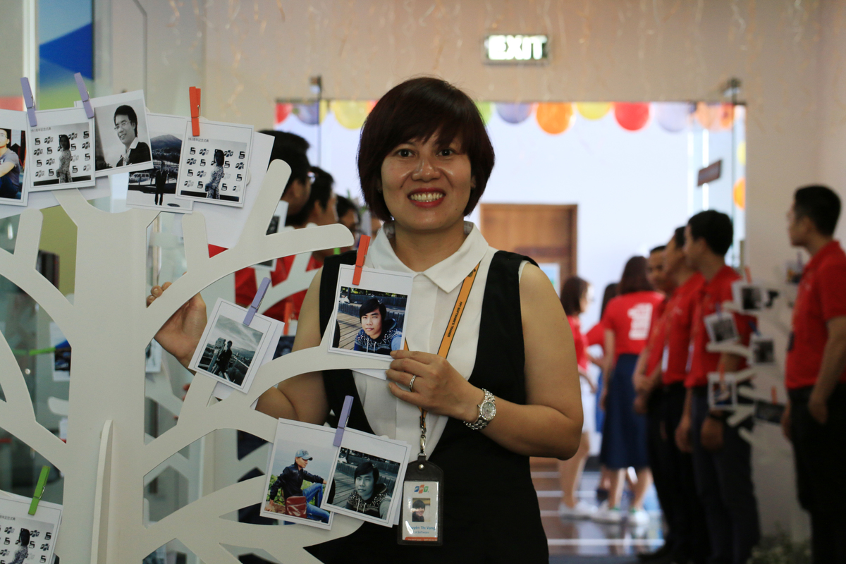 <p> Chị Nguyễn Thị Vọng, Trưởng phòng Đào tạo, là một trong những nhân viên kỳ cựu "đời đầu" của FPT Software HCM chụp hình bên cây kỷ niệm, nơi BTC treo ảnh tất cả những CBNV được vinh danh trong buổi lễ. </p>