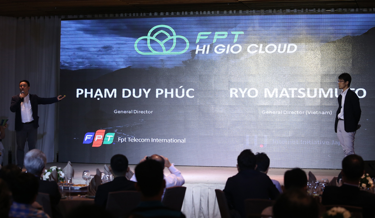 <p> Để giới thiệu kỹ hơn về dịch vụ mới, anh Phạm Duy Phúc, CEO FTI và ông Ryo Matsumoto, CEO IIJ Việt Nam, cùng lên sân khấu để giới thiệu về FPT HI GIO Cloud.</p> <p class="Normal"> <span>Đại diện FPT Telecom cho hay, đơn vị là nhà cung cấp dịch vụ Internet hàng đầu Việt Nam và Data Center của FPT Telecom là trung tâm dữ liệu lớn nhất tại miền Nam hiện nay. Trung tâm Dữ liệu Tân Thuận là đơn vị đạt chứng chỉ Uptime Tier III đầu tiên, đưa Việt Nam thành nước thứ 3 tại ASEAN sở hữu chứng nhận uy tín này, sau Malaysia và Indonesia.</span></p> <p class="Normal"> Anh Phạm Duy Phúc, CEO FTI, cho rằng, trong bối cảnh cạnh tranh khốc liệt giữa các doanh nghiệp, việc tìm kiếm một dịch vụ điện toán đám mây chuyên nghiệp, độ bảo mật cao, đáng tin cậy và tiết kiệm được đặt lên hàng đầu. “Việc ra mắt dịch vụ điện toán đám mây FPT HI GIO Cloud sẽ đáp ứng mạnh mẽ nhu cầu của thị trường hiện nay”, anh Phúc nói.</p>