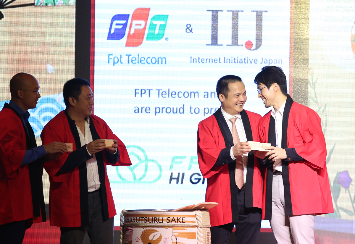 <p> CEO FPT Telecom và CEO IIJ Việt Nam cùng cụng ly gỗ truyền thống chúc mừng sự ra mắt của HI GIO Cloud.</p>