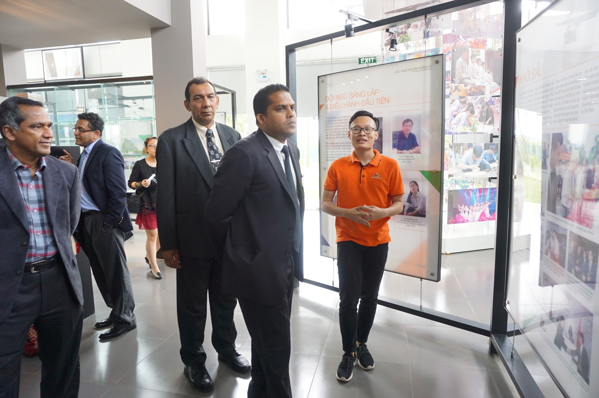 <p> Sau buổi họp ngắn, đoàn bộ trưởng Sri Lanka tìm hiểu rõ hơn về mô hình đào tạo cũng như lịch sự phát triển của nhà trường khi thăm quan bảo tàng. Ông Harin Fernando hứng thú với mô hình đào tạo và hoạt động của trường.</p>
