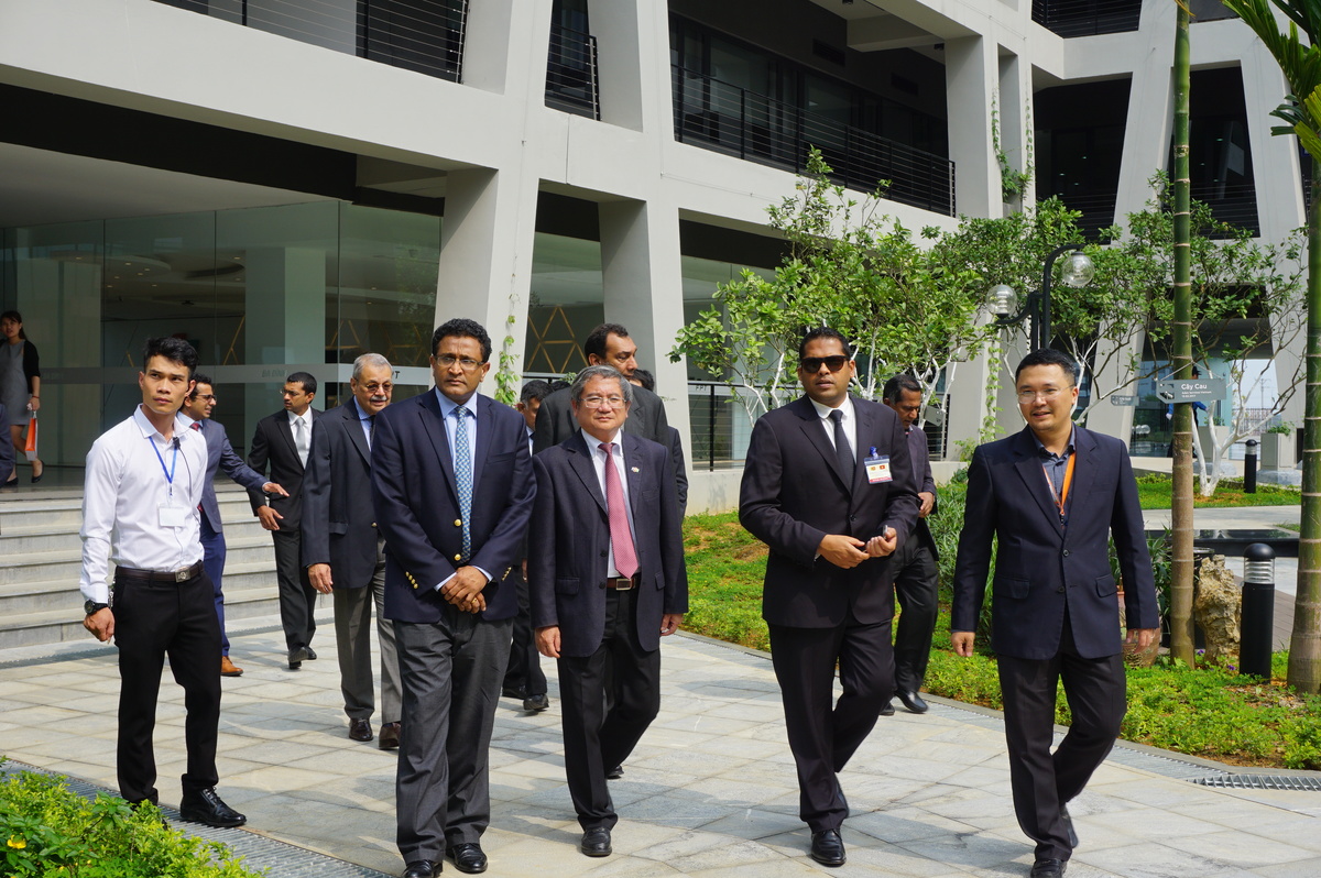 <p> Ngay sau buổi gặp mặt thân mật giữa Thủ tướng Sri Lanka và Chủ tịch FPT Trương Gia Bình diễn ra vào chiều 16/4 tại Hà Nội, TGĐ FPT Bùi Quang Ngọc đã đón tiếp đoàn Bộ trưởng Sri Lanka thăm FPT tại Hòa Lạc do ông Harin Fernando, Bộ trưởng Bộ Viễn thông và Hạ tầng số Sri Lanka dẫn đầu vào chiều nay, 17/4.</p>