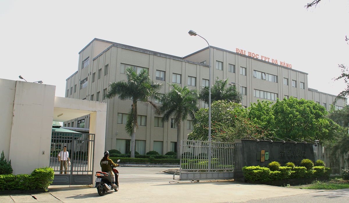<p class="Normal" style="text-align:justify;"> FPT School cơ sở Đà Nẵng được thành lập dựa trên quyết định số 1074 của UBND TP Đà Nẵng ngày 13/2/2015. Sau hai năm chuẩn bị, trường chính thức đi vào hoạt động đầu năm nay. Trụ sở được đặt tại khuôn viên Tòa nhà FPT Đà Nẵng, khu công nghiệp An Đồn.</p> <p class="Normal" style="text-align:justify;"> Năm 2013, trường THPT FPT chính thức được thành lập, hoạt động theo mô hình trường nội trú. Đây cũng là một trong các mô hình của các trường THPT hàng đầu ở Mỹ và nhiều quốc gia có nền giáo dục tiên tiến khác.</p>