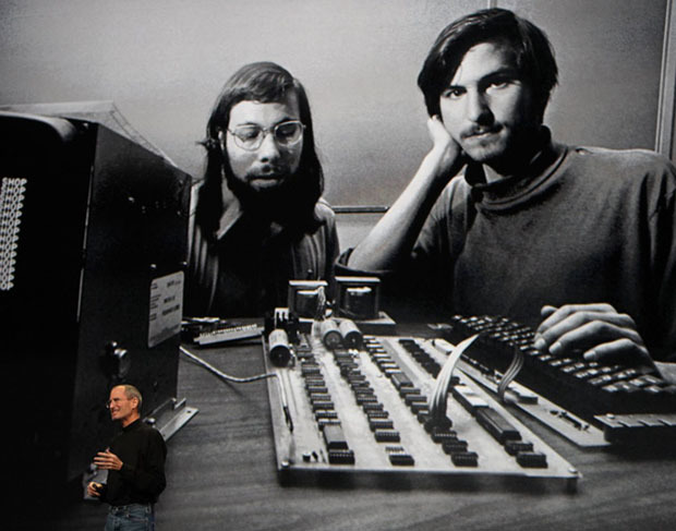 <p class="Normal"> Ba sáng lập viên của Apple là Steve Wozniak, Steve Jobs và Ronald Wayne. Trước khi trở thành đồng sáng lập công ty máy tính Apple, Steve Wozniak từng là một kỹ sư điện tử.</p> <p class="Normal"> Năm 1975, ông tham dự sự kiện Homebrew Computer Club, lần đầu ra mắt sản phẩm máy tính của riêng mình cùng hai cộng sự.</p>