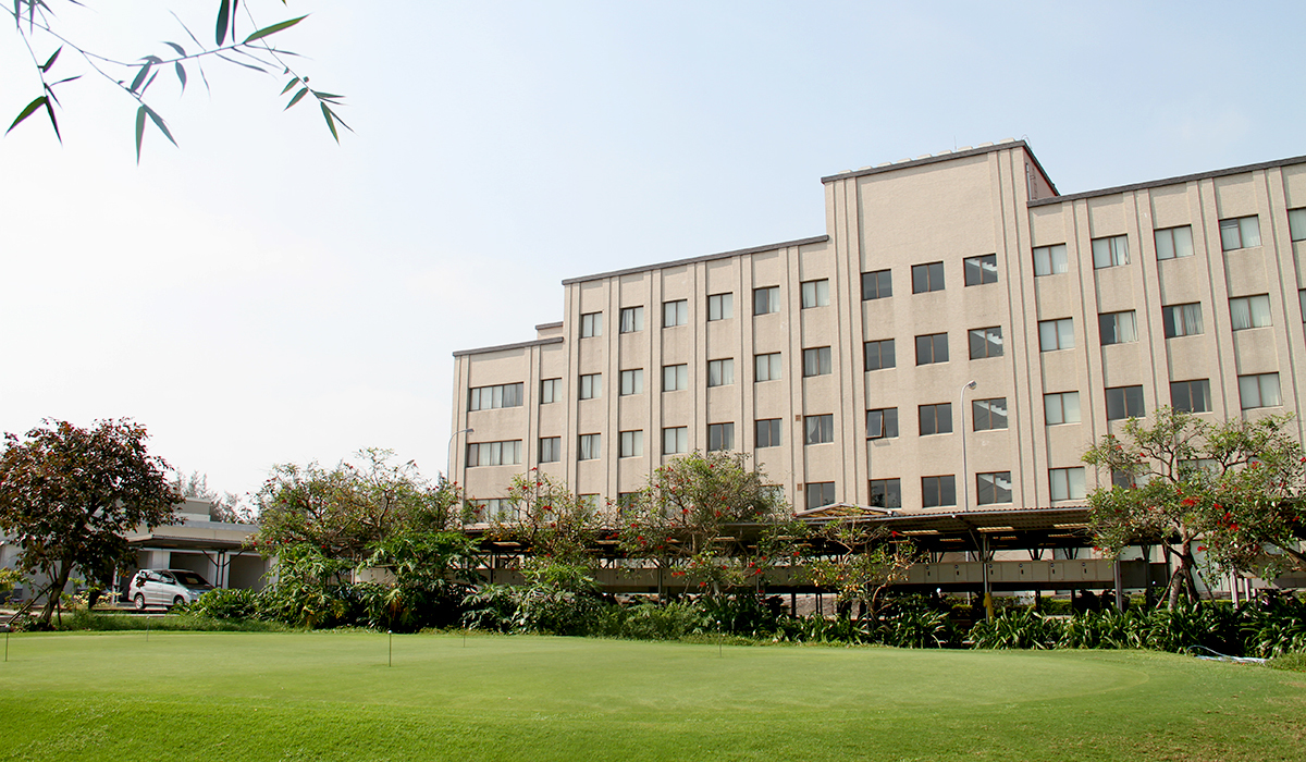 <p class="Normal" style="text-align:justify;"> Chếch về bên trái, sân bóng đá mini. Giữa khu nhà chơi Cầu lông và sân bóng là hệ thống sân gôn và nhà tắm công cộng.</p> <p class="Normal" style="text-align:justify;"> Nhà trường dự kiến sẽ nâng cấp khu nhà ăn, phòng y tế, sân bóng rổ, bóng chuyền… và trang bị thêm hệ thống đèn điện ở các khu thể thao nhằm đem đến cho học sinh một cuộc sống tinh thần phong phú.</p>
