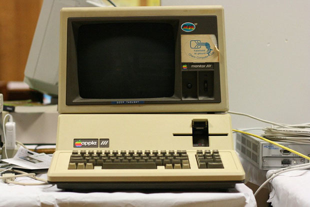 <p class="Normal"> Năm 1980, Apple cho ra mắt máy tính Apple III dành riêng cho đối tượng khách hàng doanh nghiệp, như một động thái trực tiếp đáp trả sự đi lên nhanh chóng của hai công ty đối thủ IBM và Microsoft. Tuy nhiên, Apple III dường như lại không thể thỏa mãn một Steve Jobs đầy tham vọng. Lúc này, một hướng đi khác đã xuất hiện trong suy nghĩ của ông, với sự ra đời của máy tính Lisa.</p>
