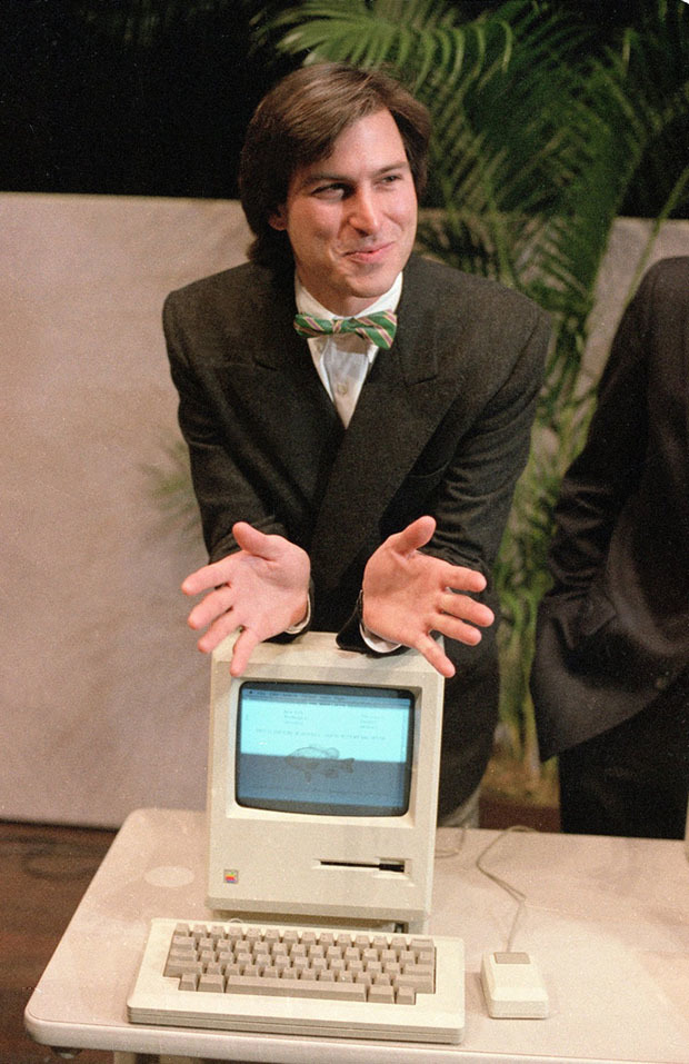 <p class="Normal"> Không bỏ cuộc, Steve Jobs khởi xướng dự án lớn thứ 2 với sự ra đời của chiếc máy tính Apple Macintosh, đánh dấu bước ngoặt của Apple khi được công nhận là mẫu máy tính thân thiện nhất với người dùng. Ngoài ra, Macintosh còn được các chuyên gia thiết kế đồ họa ưa chuộng bởi những đột phá về hiển thị, cho dù màn hình máy tính lúc đó vẫn chỉ gồm hai màu trắng đen cùng giá bán rất cao.</p>
