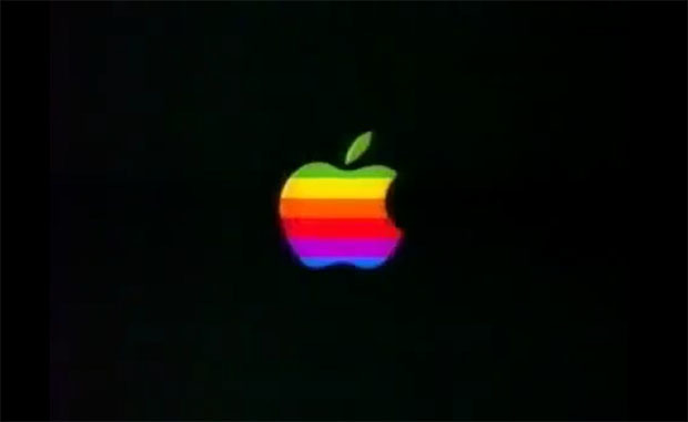 <p class="Normal"> Năm 1984, Apple công bố đoạn phim quảng cáo dài 1 phút trên TV, góp phần đưa Apple trở thành "cái tên của mọi gia đình". Đoạn phim quảng cáo có tên "1984" được đạo diễn bởi Ridley Scott, tiêu tốn của công ty tới 1,5 triệu USD. Điều đặc biệt là đoạn phim này chỉ được phát sóng một lần duy nhất, trong thời gian diễn ra sự kiện Super Bowl XVIII năm 1984.</p>