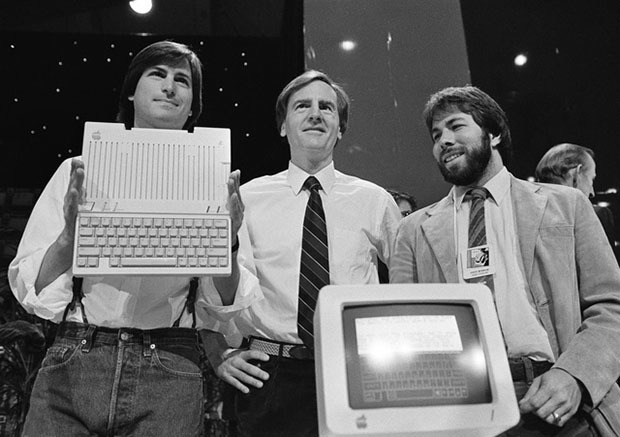 <p class="Normal"> Ở thời điểm đó, tuy có doanh thu rất cao nhưng Apple Macintosh vẫn chưa đủ sức đánh bại "kẻ tiên phong" IBM. Chính điều này dẫn tới trục trặc trong mối quan hệ giữa Steve Jobs - người đứng đầu đội ngũ chế tạo Macintosh với lối tư duy độc đáo và Sculley - người sở hữu tầm nhìn kinh doanh khá thực dụng và bảo thủ. Mâu thuẫn giữa hai người ngày một dâng cao kể từ thất bại của máy tính Lisa cùng với doanh số bán ra của Macintosh không được như mong đợi.</p>
