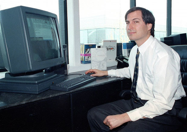 <p class="Normal"> Mọi thứ dường như thay đổi khi đến năm 1985, Steve Jobs bắt đầu lên kế hoạch "đảo chính" nhằm lật đổ đế chế John Sculley. Tuy nhiên, đáng buồn là hầu hết ban quản trị của Apple lại đứng về phía Sculley, rốt cục Steve Jobs mới là người bị "đá" ra khỏi bộ máy điều hành. Không còn gì để mất, Steve Jobs bán lại toàn bộ cổ phiếu của mình ở Apple và bắt tay ngay vào xây dựng công ty máy tính NeXT, nơi anh được toàn quyền quyết định vận mệnh của mình.</p>