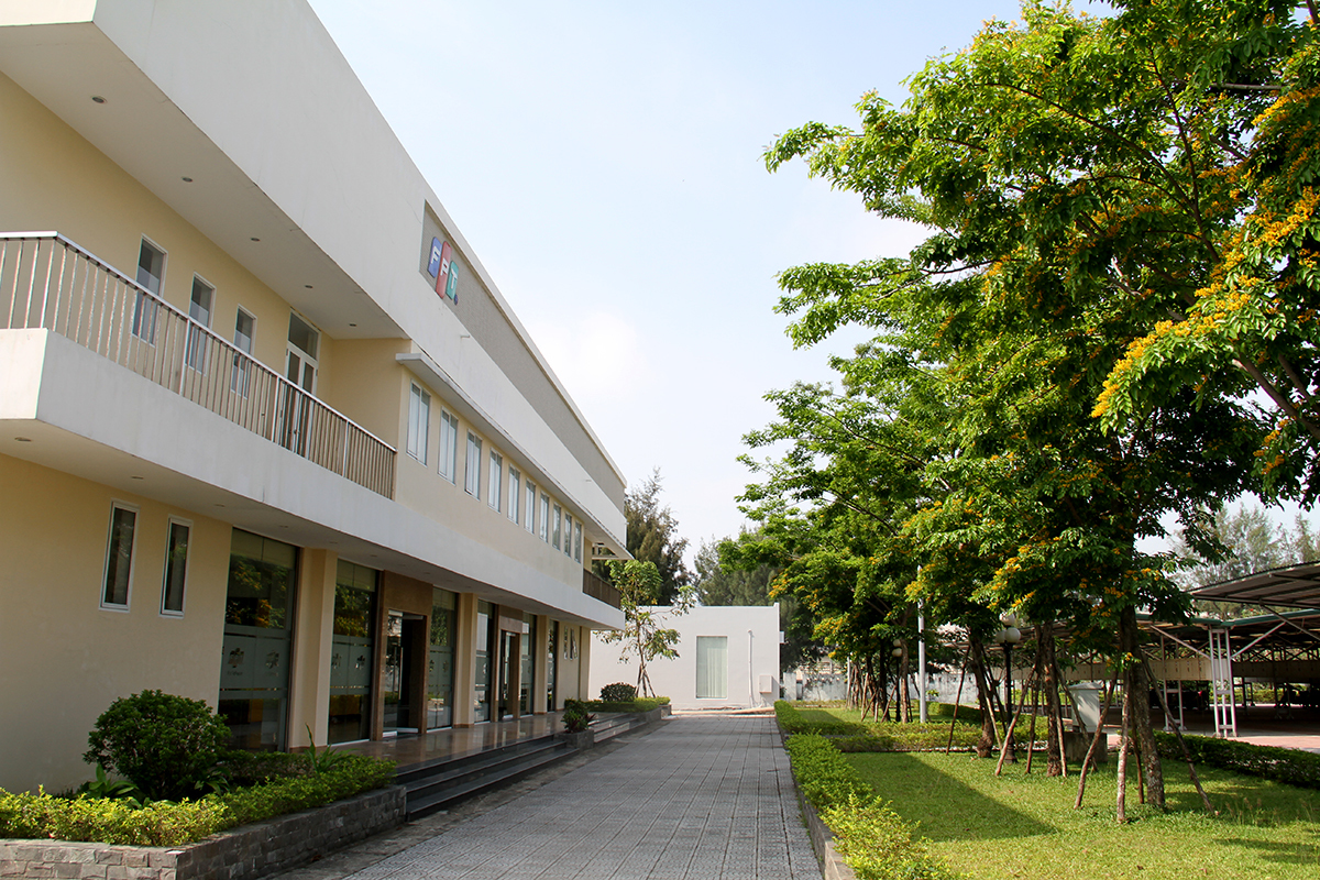 <p class="Normal" style="text-align:justify;"> Khu vực đào tạo thân thiện với thiên nhiên nhờ hệ thống cây xanh bao phủ. Thầy Lê Văn Duẫn, Hiệu trưởng FPT School cơ sở Đà Nẵng, cho biết cơ sở vật chất của trường đáp ứng đầy đủ cho việc dạy và học với các khu đào tạo, khu vui chơi giải trí cho học sinh như sân bóng, sân cầu lông, khu học tập kỹ năng, nhà ăn...</p>