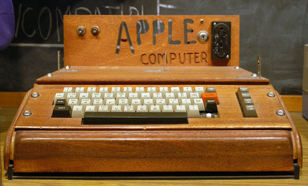 <p class="Normal"> Sản phẩm đầu tiên của Apple Inc. chính là chiếc máy tính Apple thế hệ I, chỉ bao gồm một bo mạch chủ với CPU, RAM và chip xử lý đồ họa cơ bản. Người dùng phải mua kèm với một bộ vỏ máy cùng bàn phím, màn hình riêng tùy theo nhu cầu. Giá cho một bộ máy tính "sơ khai" này là 666 USD.</p>