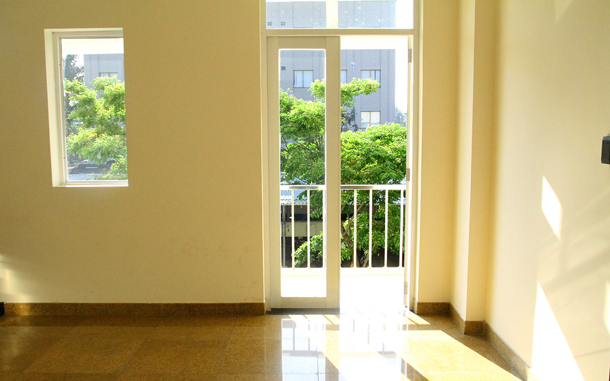<p class="Normal" style="text-align:justify;"> Phòng học được thiết kế thông thoáng để đảm bảo ánh sáng tự nhiên bên ngoài. Nhà trường cho biết có khá đông phụ huynh đến trực tiếp văn phòng FPT School cơ sở Đà Nẵng để tham quan, tìm hiểu mô hình đào tạo. Dù cơ sở vật chất đang trong quá trình hoàn thiện nhưng đã nhận được sự đánh giá cao của phụ huynh và học sinh.</p>