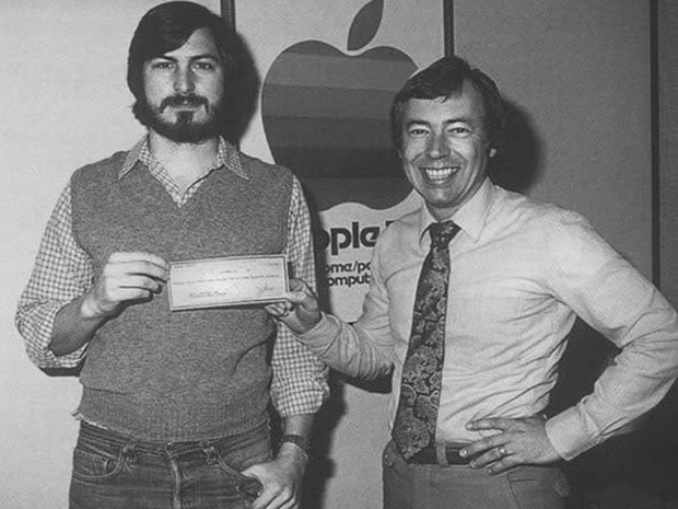 <p class="Normal"> Trong khi đó, Steve Jobs lại có trách nhiệm quản lý các vấn đề kinh doanh thiết yếu, thuyết phục các nhà đầu tư để mắt đến và "rót vốn" vào Apple. Triệu phú Mike Markkula là người đầu tiên nhận ra tiềm năng của Apple và đầu tư một khoản trị giá 250.000 USD, hỗ trợ cho Apple trong suốt giai đoạn non trẻ. Markkula nắm trong tay 1/3 số cổ phiếu của Apple lúc bấy giờ.</p>