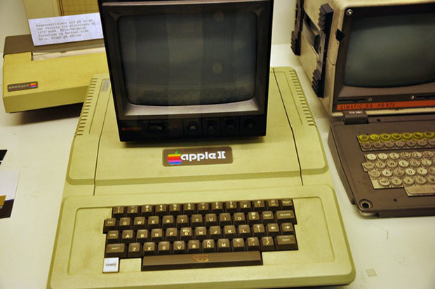 <p class="Normal"> Năm 1977, chiếc Apple thế hệ thứ 2 ra đời - chiếc máy tính cá nhân được dự đoán là sẽ "đánh chiếm cả thế giới". Không lâu sau, dự đoán đó nhanh chóng trở thành hiện thực.</p>