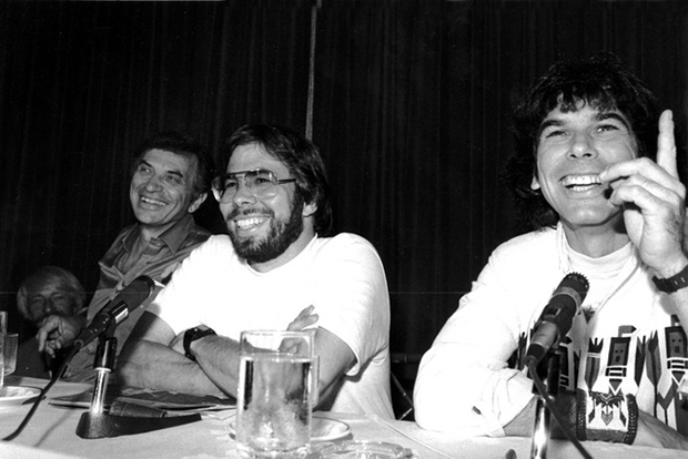 <p class="Normal"> Sau khi Steve Jobs rời khỏi đội ngũ Apple, Steve Wozniak (giữa) cũng quyết định rời bỏ công ty này không lâu sau đó. Chia sẻ lý do kết thúc công việc tại đây, ông nói rằng, đã từ lâu Apple đã không còn khiến mình cảm hứng làm việc và rằng công ty này đang ngày càng đi sai hướng. Ông cũng bán toàn bộ cổ phiếu tại Apple trước khi đi theo con đường sự nghiệp riêng.</p>