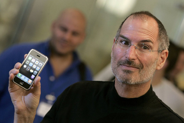 <p class="Normal"> Và đương nhiên, chiến thắng rực rỡ nhất của Apple đã thuộc về tay Steve Jobs với dòng sản phẩm có sức ảnh hưởng ngoạn mục - iPhone. Ra mắt lần đầu tiên năm 2007, đây không chỉ là thành tựu đáng tự hào nhất của Apple, mà còn là bước ngoặt đáng ghi nhớ trong lịch sử chế tạo smartphone của thế giới. Với iPhone, thành công liên tiếp tìm đến và đưa Apple trở thành thương hiệu có giá trị nhất thế giới trong nhiều năm.</p>