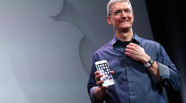 <p class="Normal"> <strong>Hóm hỉnh</strong></p> <p> <span style="color:rgb(0,0,0);">Khi mới nhận chức CEO của Apple, Tim Cook đã nhận được email từ một người không quen tên Ben Gold với nội dung như sau: "Đừng làm Steve Jobs, hãy làm Tim Cook" và chỉ 3 tiếng rưỡi sau, Ben Gold nhận được thư trả lời từ tân CEO Apple: "Đừng lo, vì đó là người duy nhất tôi biết làm".</span></p> <p>  </p>