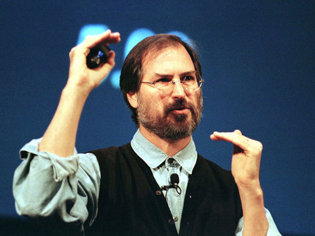 <p class="Normal"> Vào ngày 4/7 năm đó, Steve Jobs đã lên tiếng muốn chứng tỏ khả năng của bản thân, nhằm thuyết phục ban điều hành Apple nhận ra và bổ nhiệm ông làm CEO tạm thời. CEO Gil Amelio từ chức không lâu sau đó, tạo cơ hội cho Steve Jobs nắm lấy và lèo lái con thuyền Apple.</p>