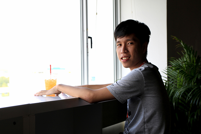 <p> Sinh năm 1996, Hải Long là thí sinh nhỏ tuổi nhất của cuộc thi lập trình CodeFights do Ban Công nghệ FPT (FTI) tổ chức. Là sinh viên ĐH FPT, Long đang trải qua 8 tháng thực tập (On Job Trainning) tại FPT Software HCM. </p>