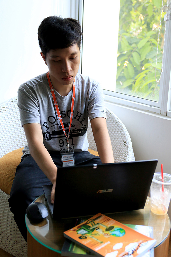 <p> Ngoài làm việc tại đơn vị, Long còn thường tranh thủ thời gian nghỉ trưa mang laptop lên quán cafe ngay tại F-Town để đọc thêm những kiến thức về lập trình và tìm hiểu về văn hóa FPT Software. </p>