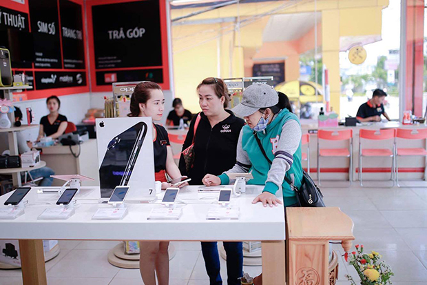 Tại FPT Shop số 3 Nguyễn Tất Thành (Gia Lai), lượng khách dịp lễ năm nay tăng đột biến, gấp ba lần ngày bình thường.